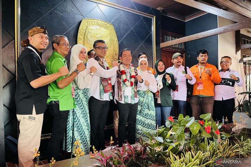 Pasangan calon Wali Kota dan Wakil Wali Kota Bogor Raendi Rayendra dan Eka Maulana usai menyerahkan dokumen pendaftaran ke KPU Kota Bogor, Kamis (29/8/2024). (ANTARA/Shabrina Zakaria)
