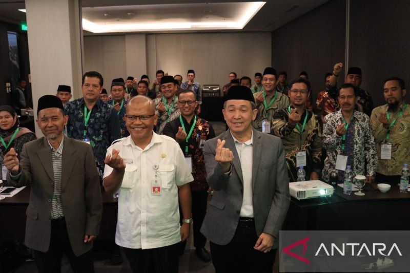 Pelaksana Harian Sekretaris Daerah Kabupaten Bekasi Jaoharul Alam (tengah depan) usai membuka rapat koordinasi perencanaan keuangan dan pelaporan Baznas se-Jawa Barat di Cikarang, Kamis. ANTARA/Pradita Kurniawan Syah.