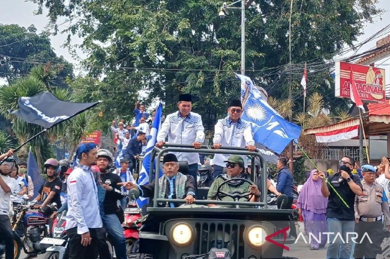Petahanan Syafrudin bersama Heriyanto Citra Buana mendaftarkan diri ke Komisi Pemilihan Umum (KPU) Kota Serang, Banten, Kamis (29/8/2024). (ANTARA/Desi Purnama Sari)