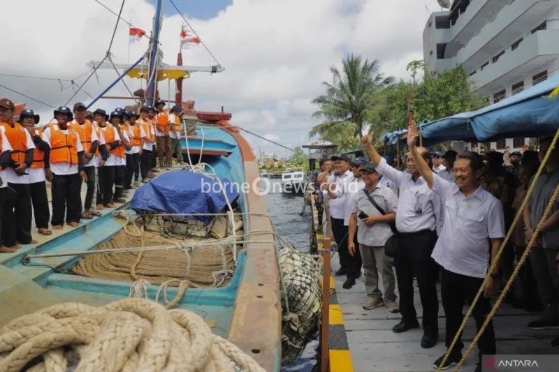 Menteri Kelautan dan Perikanan Sakti Wahyu Trenggono mengunjungi Pelabuhan Perikanan Benjina, Maluku untuk melepas kapal yang mengikuti modeling PIT, Senin (3/6/2024) (ANTARA/HO-KKP)