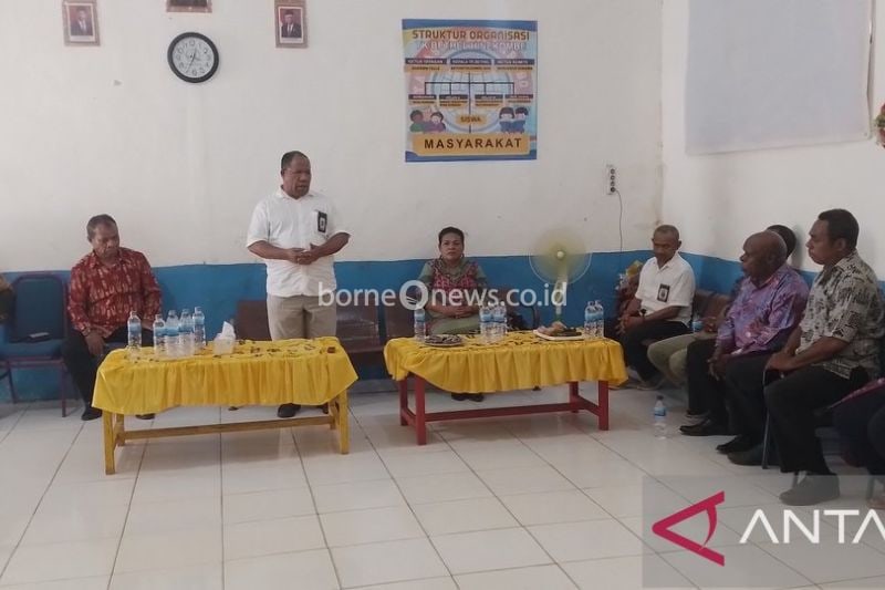 Anggota BP3OKP Provinsi Papua Pdt Albert Yoku saat memberikan arahan di Sekolah PAUD, TK, dan SD Bethel Hinekombe Sentani, Kamis. ANTARA/Yudhi Efendi.