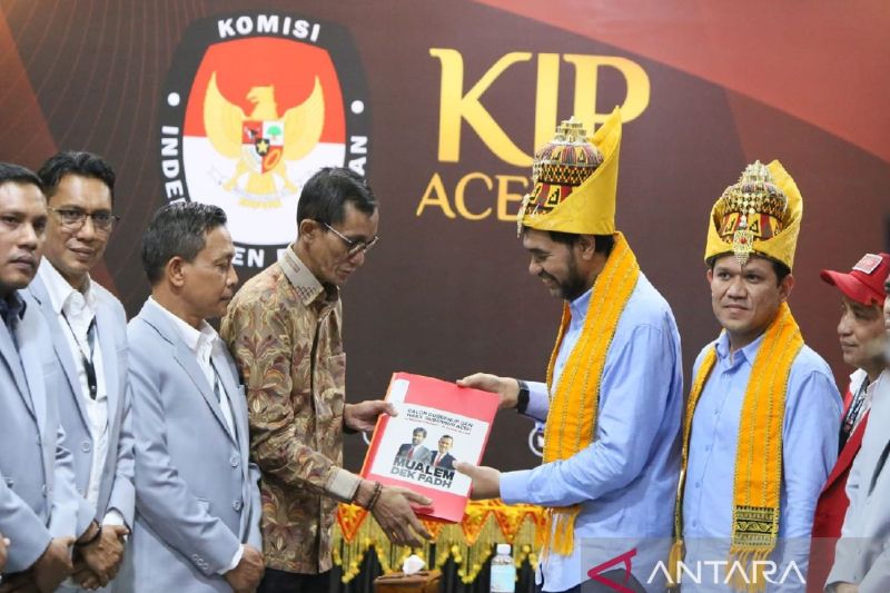 Calon Gubernur Aceh Muzakir Manaf alias Mualem saat menyerahkan berkas pendaftaran kepada Ketua KIP Aceh, Saiful, di kantor KIP Aceh, Banda Aceh, Kamis (29/8/2024) (ANTARA/Khalis Surry)