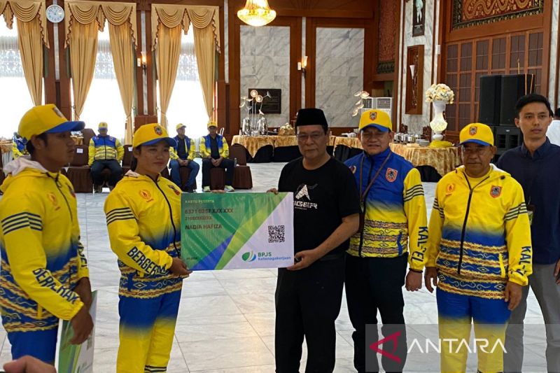 Gubernur Kalsel H Sahbirin Noor (baju hitam) saat menyerahkan secara simbolis kepesertaan program BPJAMSOSTEK kontingen Kalsel untuk PON XXI Aceh-Sumut 2024 di Gedung Mahligai Pancasila Banjarmasin. ANTARA/HO-BPJAMSOSTEK
