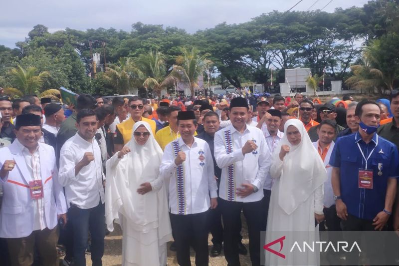 Massa pendukung mengantarkan pasangan bakal calon bupati dan wakil bupati Abdya Salman-Yusran untuk mendaftar ke KIP Aceh Barat Daya, Kamis (29/8/2024). (ANTARA/Suprian)