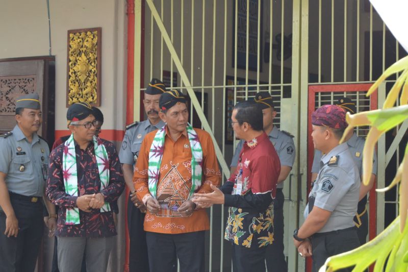 Anggota Ombudsman RI, Johanes Widjiantoro didampingi Kadiv Administrasi Kanwil Kemenkumham Jatim Saefur Rochim dan Kepala Ombudsman RI Jatim Agus Muttaqin saat berkunjung di Rutan Trenggalek, Kamis (29/8/2024) (ANTARA/HO - Humas Kemenkumham Jatim)