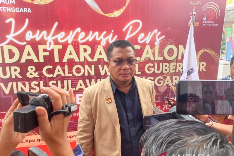 Ketua KPU Sultra Asril saat memberi keterangan kepada awak media saat menerima pendaftaran empat bakal calon gubernur dan wakil gubernur di kantor KPU Sultra, Kamis. (Antara/Azis Senong)