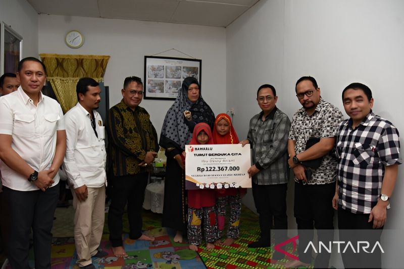 Anggota Bawaslu RI Puadi saat menyerahkan dana kerahiman kepada keluarga salah satu pengawas pemilu di rumah duka daerah Deli Serdang, Sumatera Utara, Rabu (28/8/2024). (ANTARA/HO-Bawaslu RI)