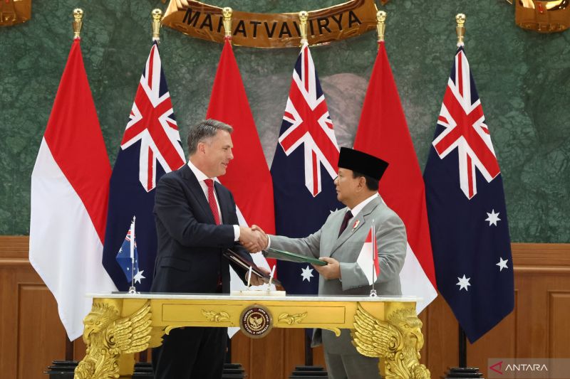 Indonesian Defense Minister Prabowo Subianto (right) and Australian Deputy Prime Minister and Defense Minister Richard Marles sign the Indonesia-Australia Defense Cooperation Agreement (DCA) in Magelang, Central Java, on August 29, 2024. (ANTARA/HO-Biro Humas Setjen Kemenhan RI)