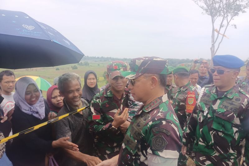 Panglima TNI Jendral Agus Subiyanto saat menyapa warga Baturaja yang antusias menyaksikan Latihan Super Garuda Shield (SGS) 2024 di Baturaja, Kabupaten Ogan Komering Ulu (OKU), Sumatra Selatan, Kamis. (ANTARA/Edo Purmana)