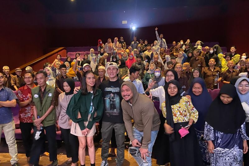 Para pemain "Kang Mak From Pee Mak" saat menonton film tersebut bersama para lansia di sebuah mall di Jakarta, Kamis. (ANTARA/HO-Falcon Pictures)