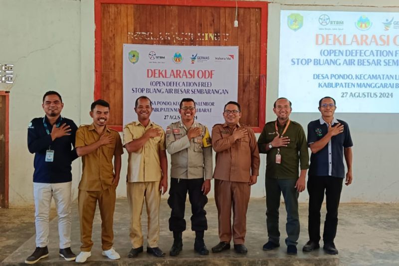 Foto bersama dalam deklarasi stop BAB sembarangan di Desa Pondo, Kecamatan Lembor, Kabupaten Manggarai Barat. ANTARA/HO-Dokumentasi Pribadi