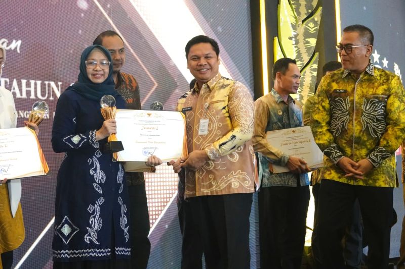 Sekretaris Daerah Provinsi Kalsel Roy Rizali Anwar menyerahkan piagam Geospasial Award 2024 kepada Asisten Administrasi Umum Setdakot Banjarbaru Rahmah Khairita. ANTARA/HO-Medcen Kominfo Banjarbaru