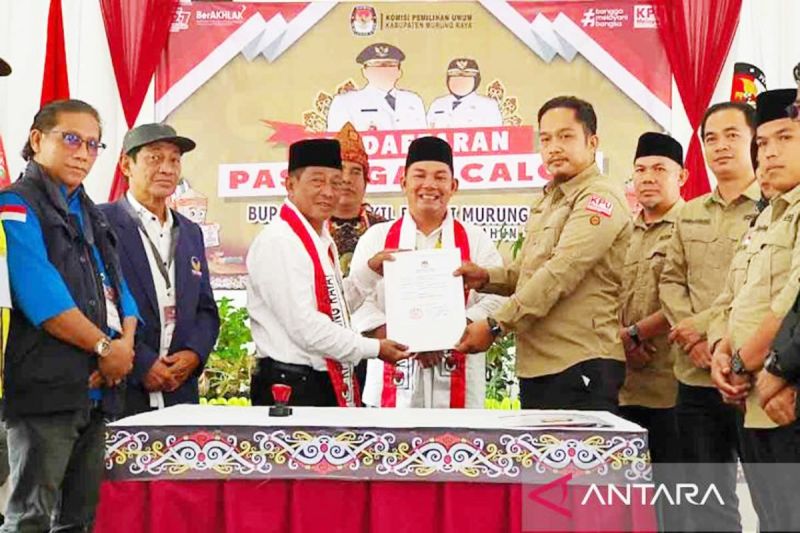 Bakal calon Bupati Murung Heriyus berpasangan dengan Rahmanto saat menyerahkan berkas pendaftaran dan diterima langsung oleh Ketua KPU Murung Raya, Okto Dinata di Puruk Cahu, Kamis (29/8/2024). ANTARA/Supriadi.