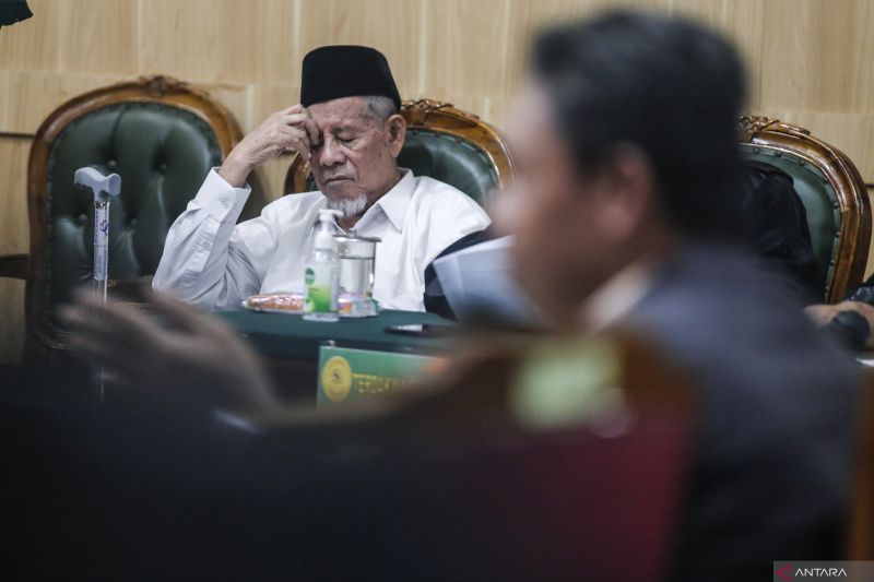 Terdakwa kasus dugaan suap dan gratifikasi Abdul Gani Kasuba (kiri) saat menjalani sidang lanjutan di Pengadilan Tindak Pidana Korupsi Negeri Ternate, Maluku Utara Rabu (8/7/2024). ANTARA FOTO/Andri Saputra/tom.. (ANTARA FOTO/ANDRI SAPUTRA)