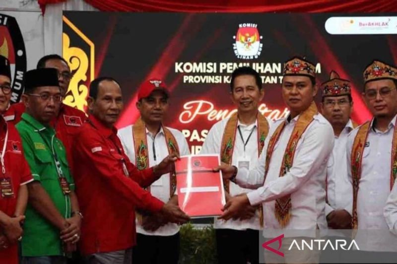 Ketua KPU Kalteng, Sastriadi (baju putih) saat menyerahkan berita acara pendaftaran pasangan calon Koyem dan SHD kepada Ketua DPD PDI Perjuangan, Arthon S Dohong, di KPU Kalteng, Kamis (29/8/2024). ANTARA/Auliya Rahman.