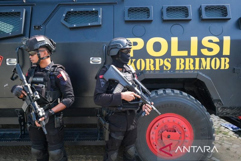 Aparat Polda kerahkan personel dan kendaraan lapis baja dalam proses pengamanan Pilkda di kawasan kantor KPU Sultra, Kamis. (Antara/Azis Senong)