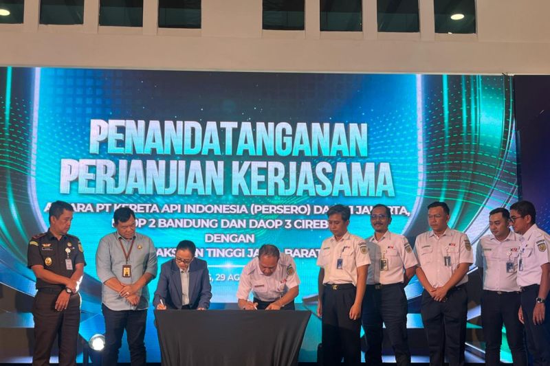 Proses Penandatanganan PKS tiga Daop PT KAI dengan Kejaksaan Tinggi Jawa Barat di Stasiun Bandung, Kamis (29/8/2024). (ANTARA/HO KAI Daop 2 Bandung)