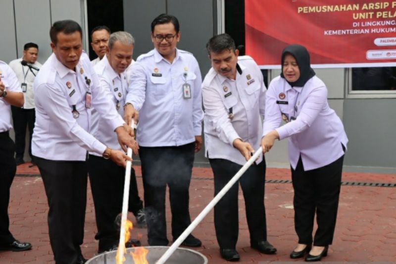 Kemenkumham Sumsel melakukan pemusnahkan arsip lapas dan imigrasi dengan cara dibakar. ANTARA/Yudi Abdullah/24