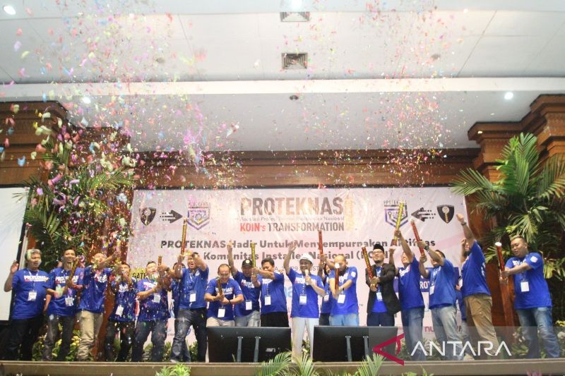 Ketua Umum Asosiasi Profesi Teknisi Elektroteknika Nasional (Proteknas) Taufik Hidayat saat foto bersama dengan anggota di sela-sela Peluncuran Asosiasi Proteknas di Padepokan Pencak Silat, TMII, Jakarta Timur, Kamis (29/8/2024). ANTARA/HO-Asosiasi Proteknas
