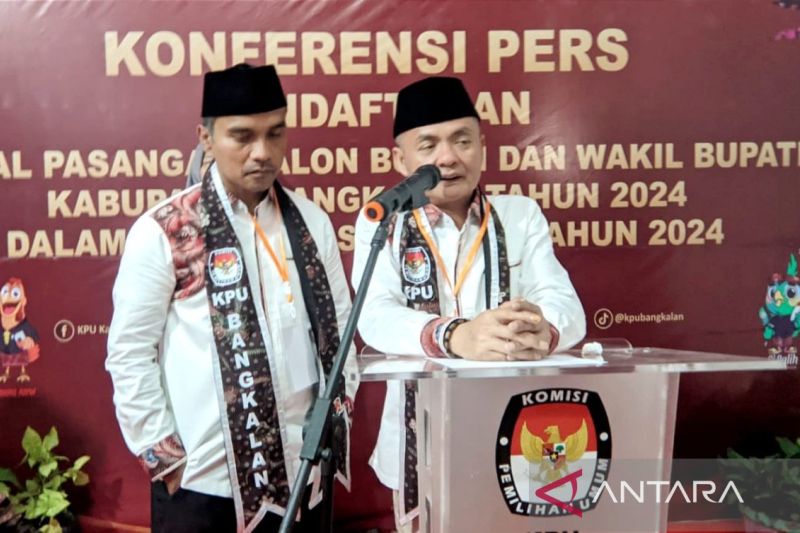 Bakal pasangan calon bupati dan wakil bupati Lukman Hakim-Moch Fauzan Jafar saat menyampaikan keterangan pers usai pendaftaran di kantor KPU setempat, Kamis (29/8/2024). (ANTARA/HO-KPU Bangkalan)