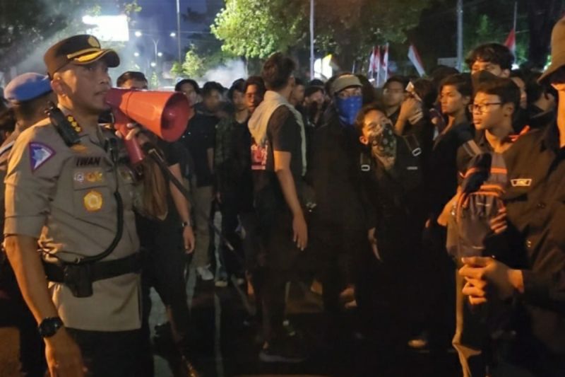 Polisi Kawal Unjuk Rasa di Solo, Lemkapi Apresiasi Tindakan Humanis