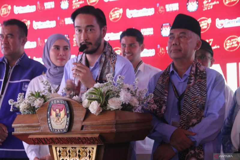 Pasangan bakal Calon Bupati dan Wakil Bupati Bandung Barat Ritchie Ismail (Jeje Govinda) - Asep Ismail saat mendaftar ke Kantor KPU Kabupaten Bandung Barat, Jawa Barat, Kamis (29/8/2024). (ANTARA/Rubby Jovan)