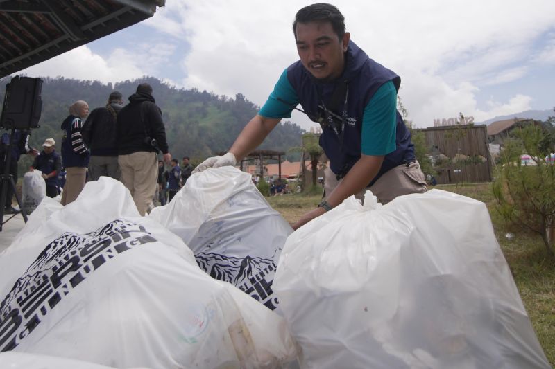 Aksi Bersih Gunung Prau Ciptakan Lingkungan Sehat, Kumpulkan 934 Kg Sampah