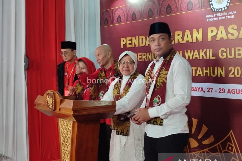 Bakal Pasangan Calon Gubernur dan Wakil Gubernur Jawa Timur Tri Rismaharini-K.H. Zahrul Azhar Asumta (baju putih) saat tiba di Kantor Komisi Pemilihan Umum (KPU) Provinsi Jatim, Surabaya, Jawa Timur, Kamis (29/8/2024) malam. ANTARA/Faizal Falakki