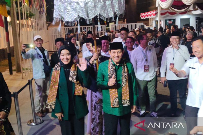 Pasangan dari Partai Kebangkitan Bangsa (PKB) Acep Adang Ruchiat-Gitalis Dwi Natarina mendatangi KPU Jabar untuk mendaftarkan diri dalam kontestasi Pemilihan Gubernur Jabar 2024, Kamis (29/8/2024). ANTARA/Ricky Prayoga.