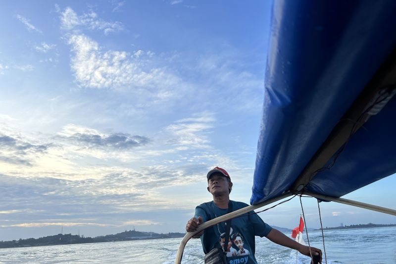 Seorang warga mengemudi pancung, kapal pengangkut penumpang dari Pelabuhan Sekupang, Kota Batam, menuju Pelabuhan Pancung, Pulau Bekalangpadang, Batam, Kepulauan Riau, Sabtu (17/8/2024). (ANTARA/Laily Rahmawaty)