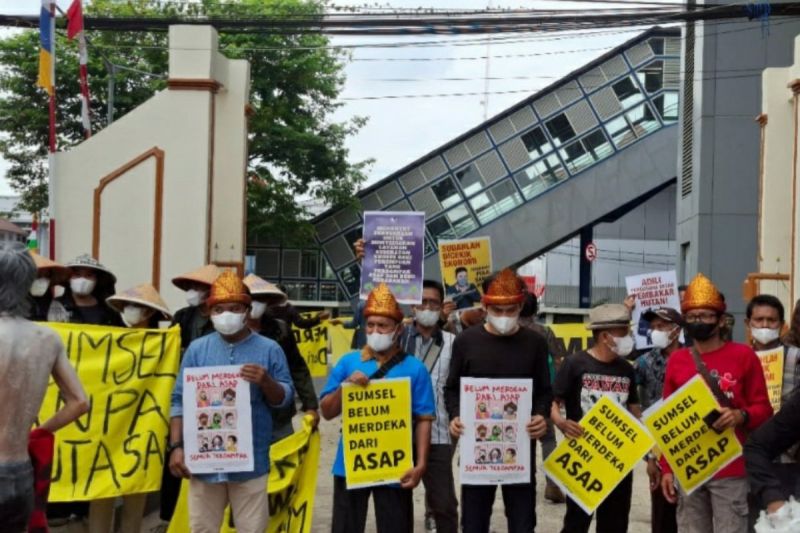Masyarakat melakukan aksi damai dan mengajukan gugatan perusahaan penyebab kabut asap ke Pengadilan Negeri Palembang, Kamis (29-8-2024). (ANTARA/Yudi Abdullah/24)