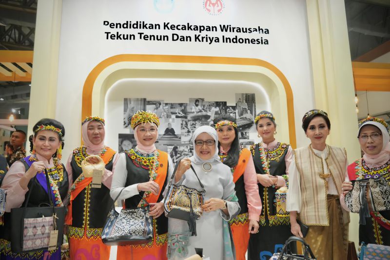 Ibu Wapres Apresiasi Karya Lulusan PKW di Pameran Kriyanusa 2024