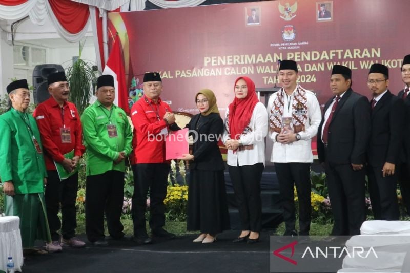 Ketua KPU Kota Madiun Pita Anjarsari (lima kiri) menerima berkas dokumen pendaftaran pasangan Inda Raya dan Aldi Prastianto sebagai bakal Calon Wali Kota Madiun dan Wakil Wali Kota Madiun pada Pilkada 2024 di kantor KPU setempat, Kamis (29/8/2024) didampingi pengurus parpol pendukung. ANTARA/Louis Rika