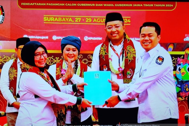 Cak Imin Antar Luluk-Lukman Daftar ke KPU Jatim untuk Pilkada 2024