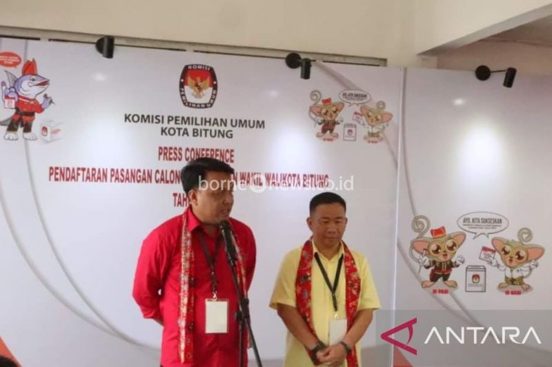 Bakal pasangan calon Geraldi Mantiri dan Erwin Wurangian, foto bersama usai memdaftar di KPU Bitung. ANTARA/HO