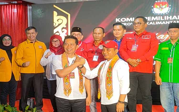 Pasangan Nadalsyah - SHD berjabat tangan. (Foto : PATHUR)