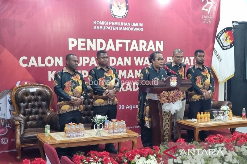 Ketua KPU Manokwari Christine R Rumkab dan komisioner KPU Manokwari saat menyatakan penutupan pendaftaran bakal pasangan calon kepala daerah Manokwari, di Kantor KPU Manokwari, Jumat (30/8/2024) dini hari. ANTARA/Ali Nur Ichsan.