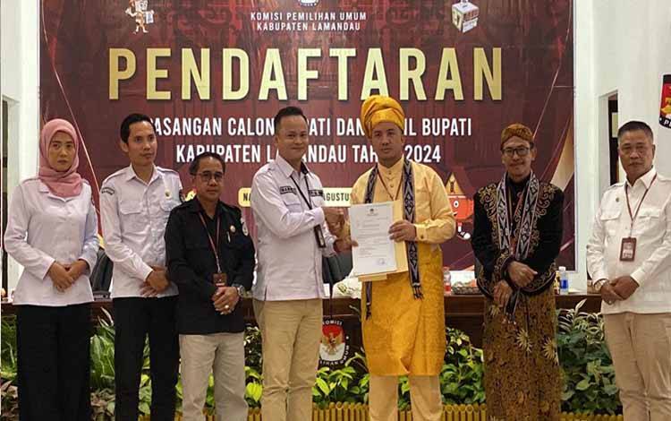 Rizky Aditya Putra menyerahkan berkas pendaftaran sebagai calon Bupati pada Pilkada Lamandau 2024. (FOTO : HENDI NURFALAH)