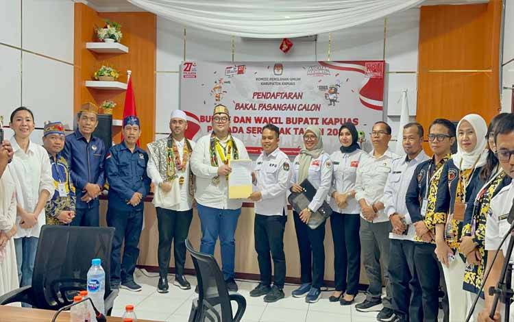 Diusung NasDem, Dealdo Bahat dan Parij Ismeth Daftar ke KPU Kapuas