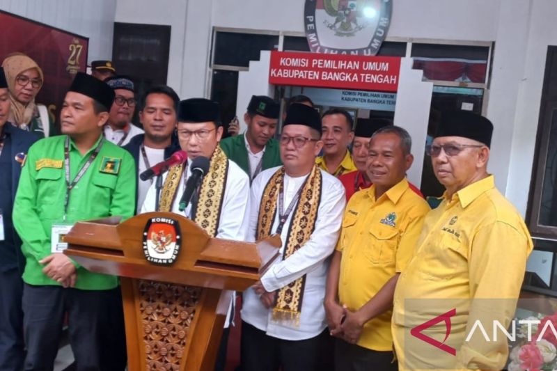 Bupati Bangka Tengah Algafry Rahman kembali mendaftarkan diri ke KPU untuk menjadi bakal calon peserta Pilkada.2024, Kamis (29/8) (ANTARA/Ahmadi)