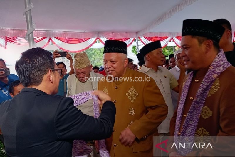 Sekretaris KPU Kabupaten Bangka Barat Jajat Sudrajat mengalungkan selendang kepada pasangan Sukirman-Bong MIng Ming saat akan mendaftarkan diri menjadi bakal calon peserta Pilkada 2024. (ANTARA/ Donatus Dasapurna)