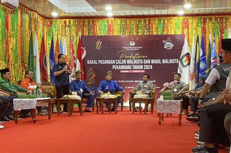 Pasangan Edy Natar-Destriyani Bibra ketika mendaftar ke KPU Kota Pekanbaru, Kamis (29/8/2024) malam. ANTARA/HO-KPU Pekanbaru