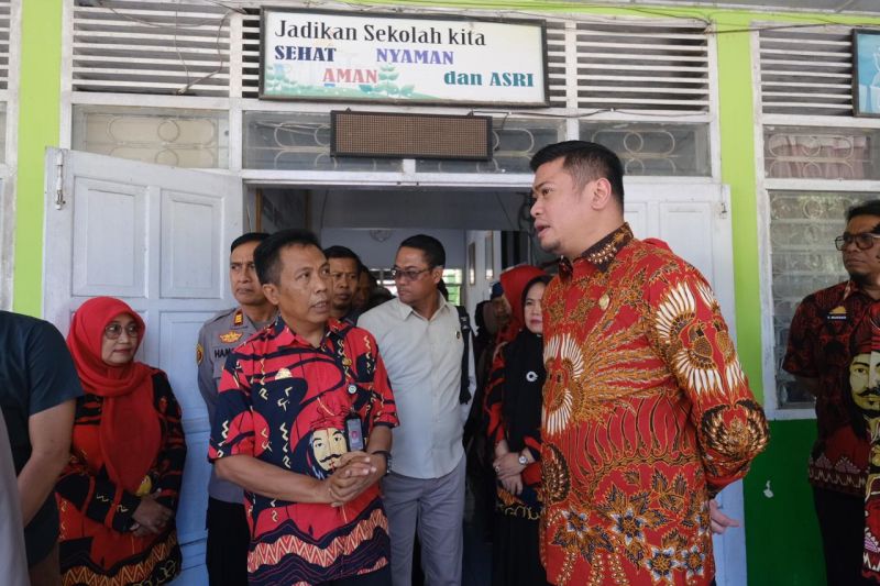 Bupati Gowa Adnan Purichta Ichsan (kanan) saat berbincang dengan Kepala SMPN 3 Gowa terkait kasus perundungan yang viral di media sosial sejak beberapa hari terakhir, Kamis (29/8/2024). ANTARA/HO/Pemkab Gowa
