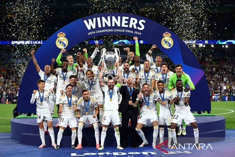 Pemain Real Madrid Nacho mengangkat tropi usai memenangi laga melawan Borussia Dortmund pada final Liga Champions 2023/2024 di Wembley Stadium, London, Inggris, Minggu (2/6/2024) dinihari WIB. Kemenangan 2-0 atas Borussia Dortmund menghantarkan Los Blancos meraih tropi Liga Champions untuk ke-15 kalinya sepanjang sejarah. ANTARA FOTO/REUTERS/Carl Recine/rwa.