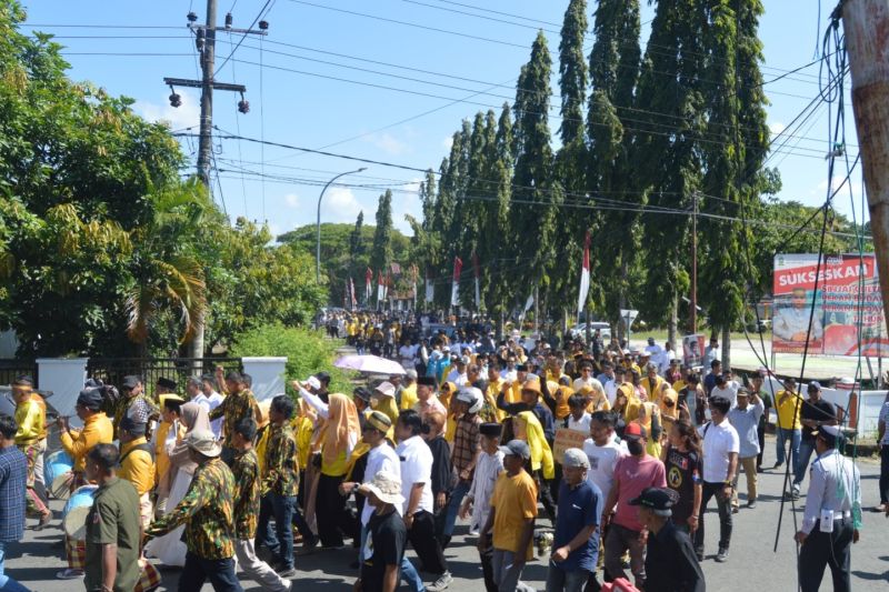 Suasana menuju pendaftaran di Kantor KPU Sinjai bapaslon Andi Kartini-Muzakkir diantar ribuan relawan dan simpatisan partai pengusung di Sinjai, Kamis (29/8/2024). Antara/ dok pri