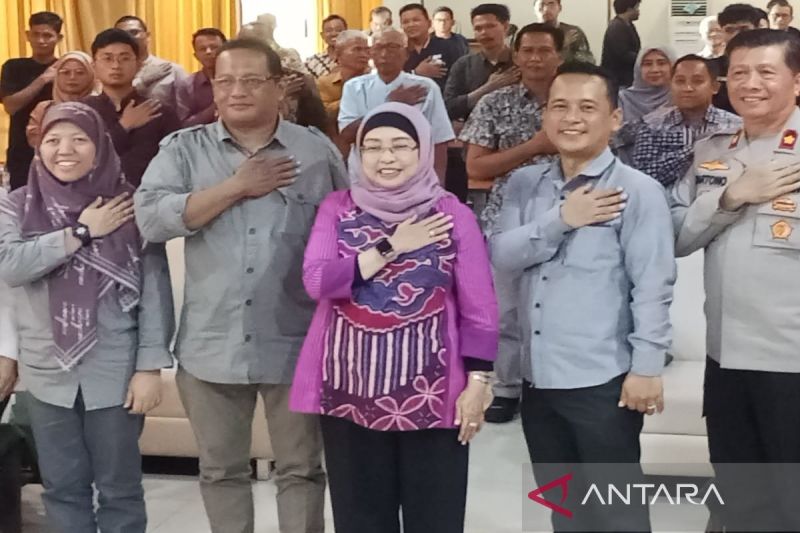 Ketua Divisi Sosialisasi, Pendidikan Pemilih, Partisipasi Masyarakat, dan SDM KPU Kabupaten Batang Khikmatun (kiri) berfoto bersama dengan Ketua KPU Kabupaten Batang Susanto Waluyo (nomor dua dari kiri), dan Penjabat Bupati Batang Lani Dwi Rejeki di Batang, Sabtu (24/8/2028). ANTARA/Kutnadi