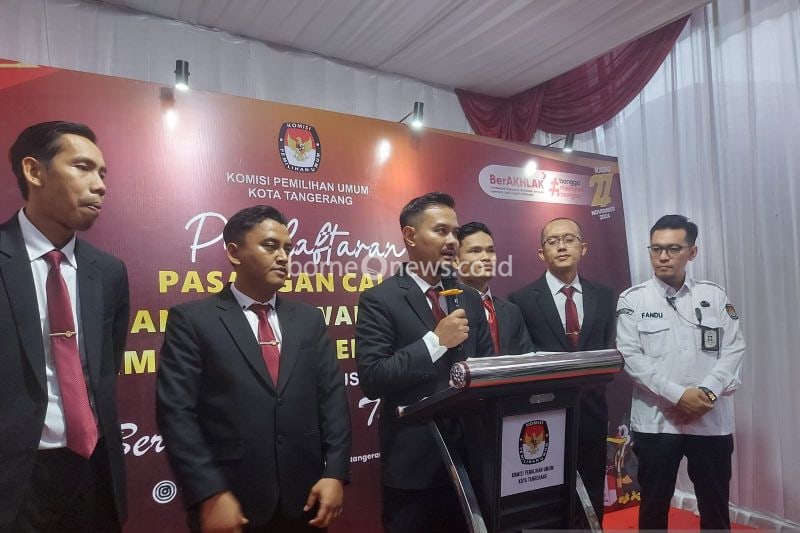 Ketua KPU Kota Tangerang Qori Ayatullah didampingi komisioner memberikan keterangan terkait hasil proses pendaftaran hari ini, Kamis (29/8/2024). ANTARA/Irfan
