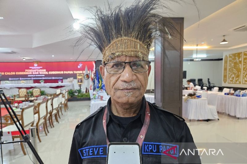Ketua KPU Provinsi Papua Steve Dumbon usai menerima dua bakal pasangan calon gubernur dan calon wakil gubernur di Aula Kantor KPU Provinsi Papua, Jayapura, Kamis (29/8/2024). ANTARA/Qadri Pratiwi