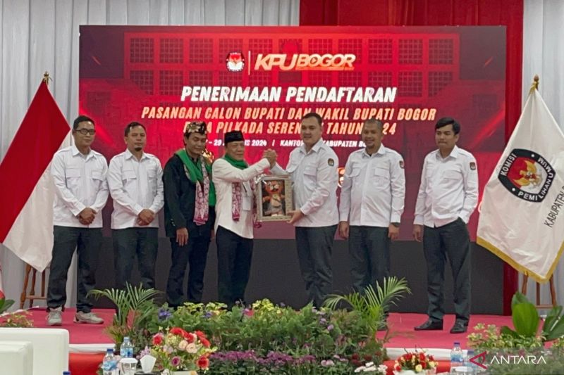 Bakal pasangan calon bupati dan wakil bupati Bayu Syahjohan-Musyafaur Rahman mendaftar Pilkada di KPU Kabupaten Bogor, Jawa Barat, Kamis (29/8/2024). (ANTARA/M Fikri Setiawan)