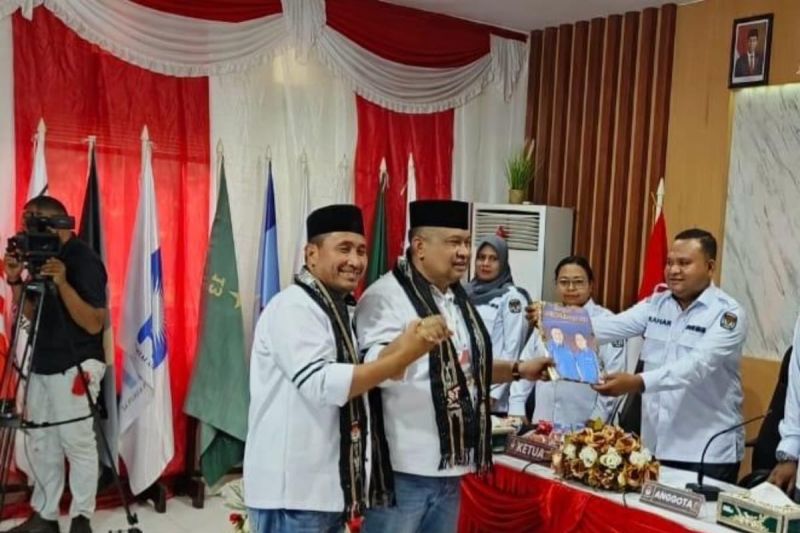 KPU Kota Ambon menerima berkas pendaftaran pasangan calon Agus Ririmasse - Novan Liem yang mendaftar ke KPU,. ANTARA/ Penina F Mayaut.